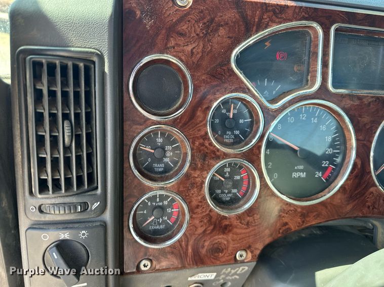 image for item EJ8565 2012 Mack CHU613 semi truck