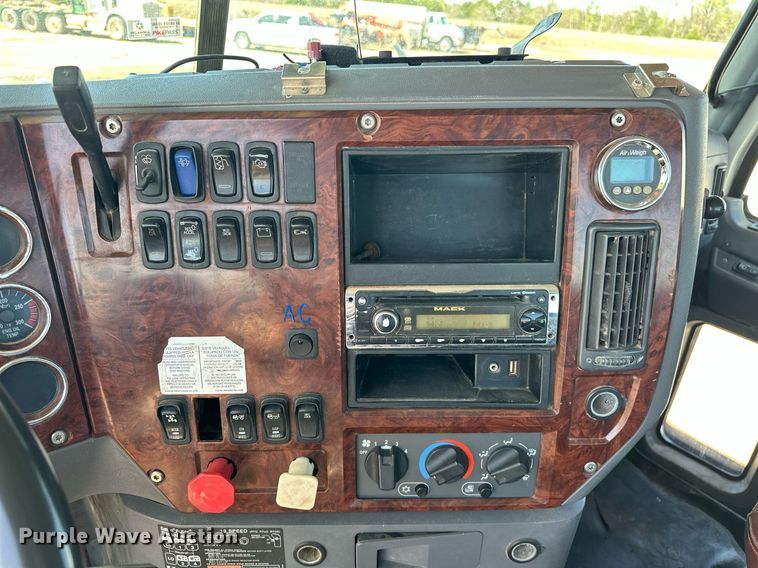 image for item EJ8565 2012 Mack CHU613 semi truck