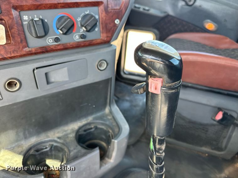 image for item EJ8565 2012 Mack CHU613 semi truck