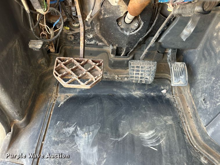 image for item EJ8565 2012 Mack CHU613 semi truck