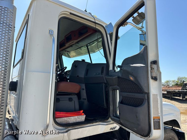 image for item EJ8565 2012 Mack CHU613 semi truck