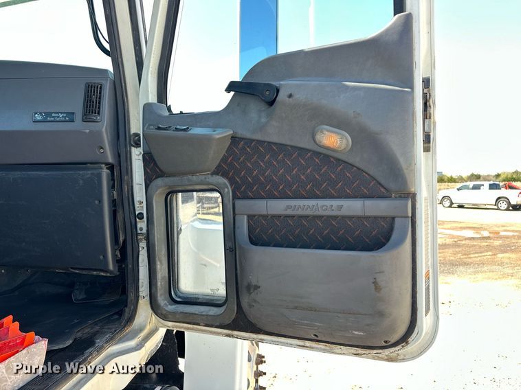 image for item EJ8565 2012 Mack CHU613 semi truck