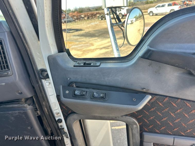 image for item EJ8565 2012 Mack CHU613 semi truck