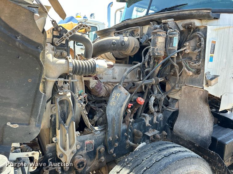 image for item EJ8565 2012 Mack CHU613 semi truck