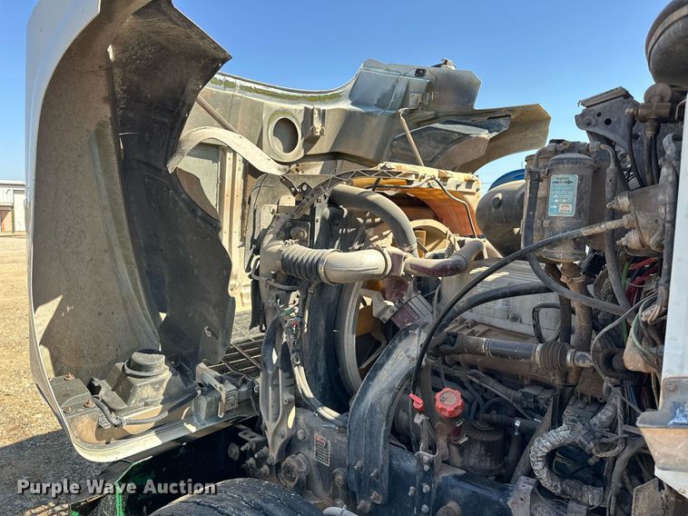 image for item EJ8565 2012 Mack CHU613 semi truck