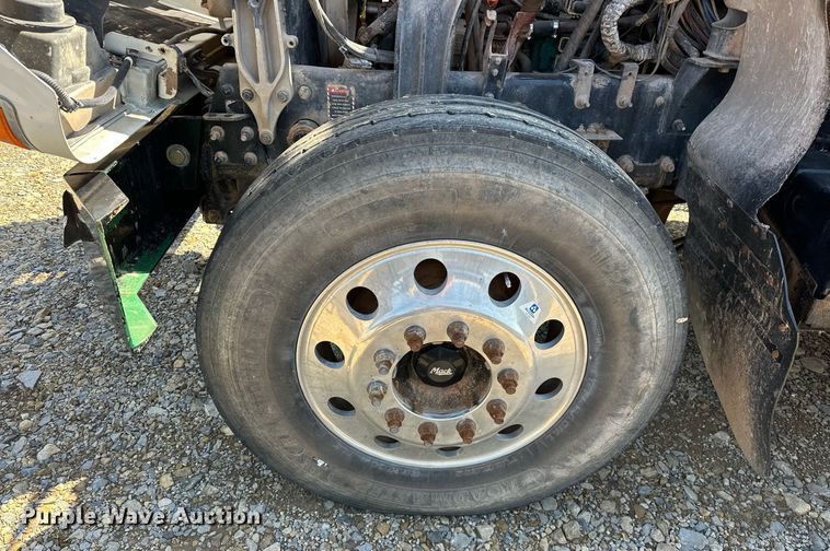 image for item EJ8565 2012 Mack CHU613 semi truck