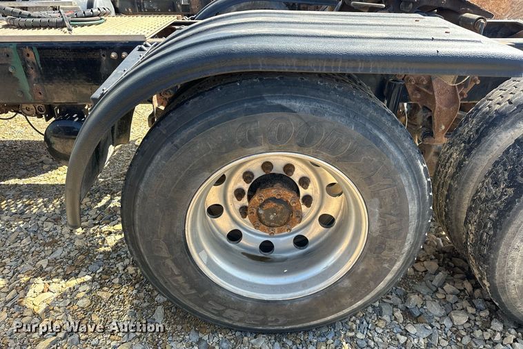 image for item EJ8565 2012 Mack CHU613 semi truck