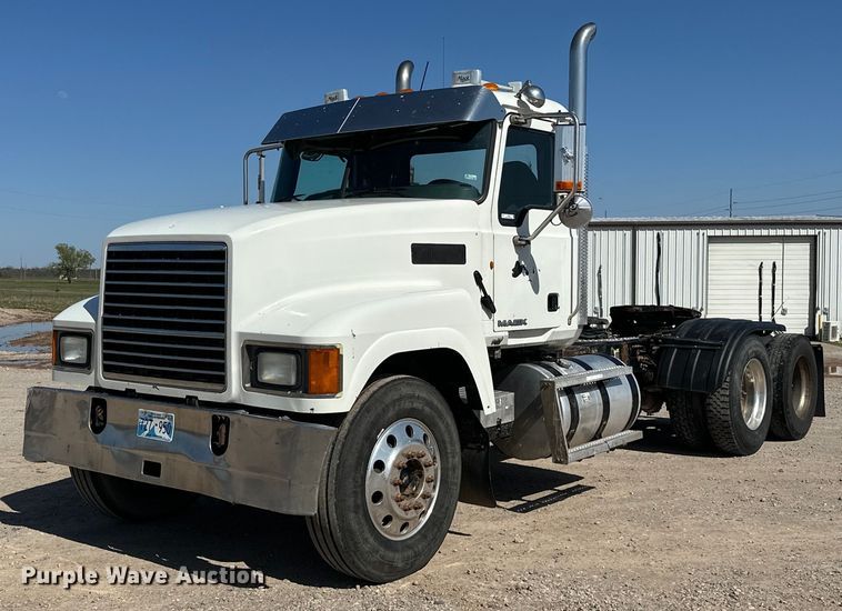image for item EJ8566 2013 Mack CHU613 semi truck