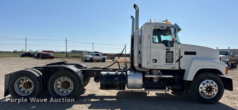 image for item EJ8566 2013 Mack CHU613 semi truck