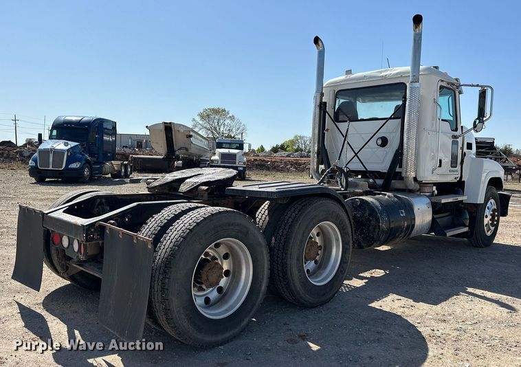 image for item EJ8566 2013 Mack CHU613 semi truck