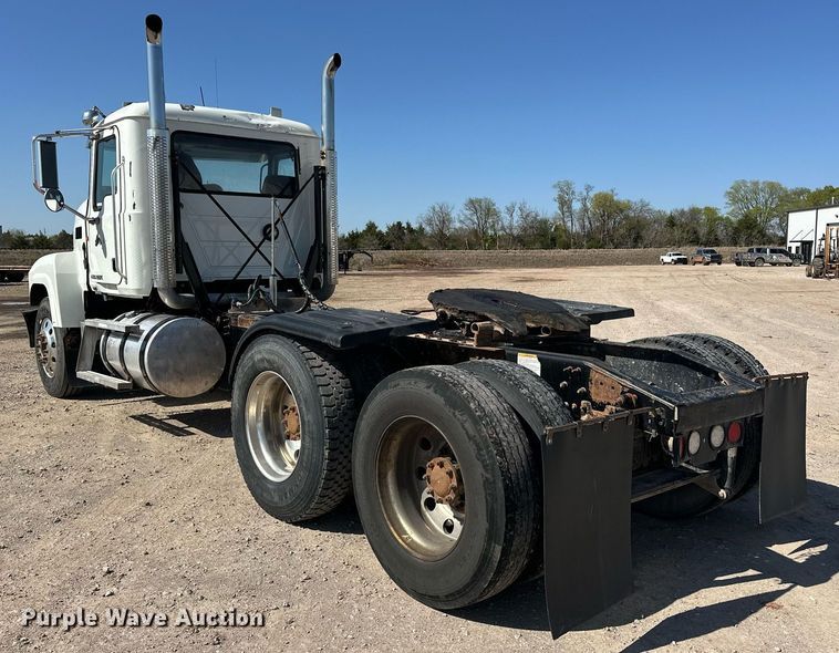 image for item EJ8566 2013 Mack CHU613 semi truck