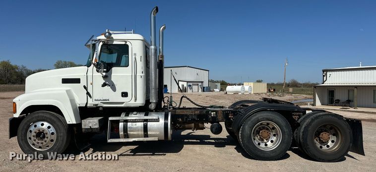 image for item EJ8566 2013 Mack CHU613 semi truck
