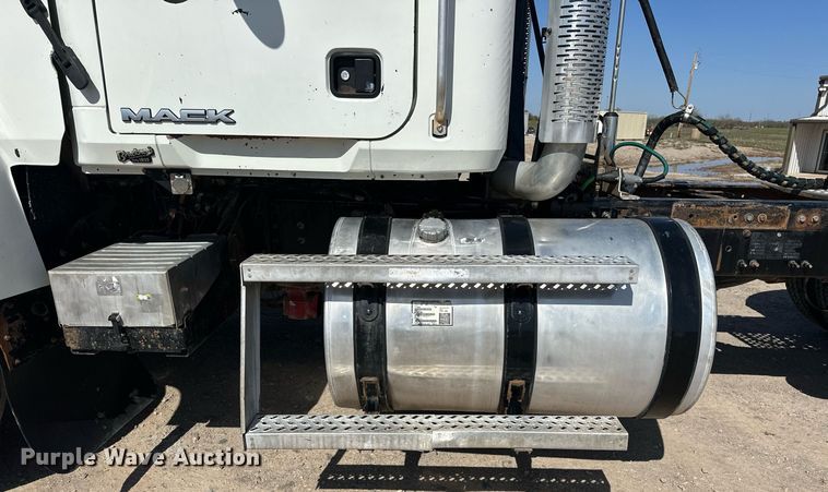 image for item EJ8566 2013 Mack CHU613 semi truck