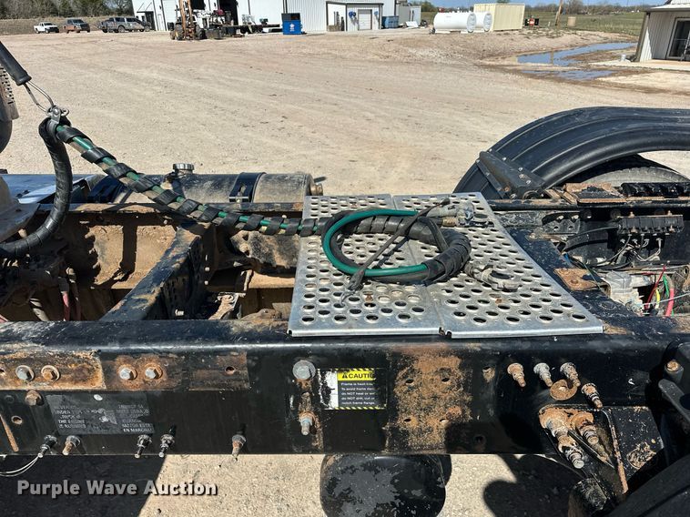 image for item EJ8566 2013 Mack CHU613 semi truck