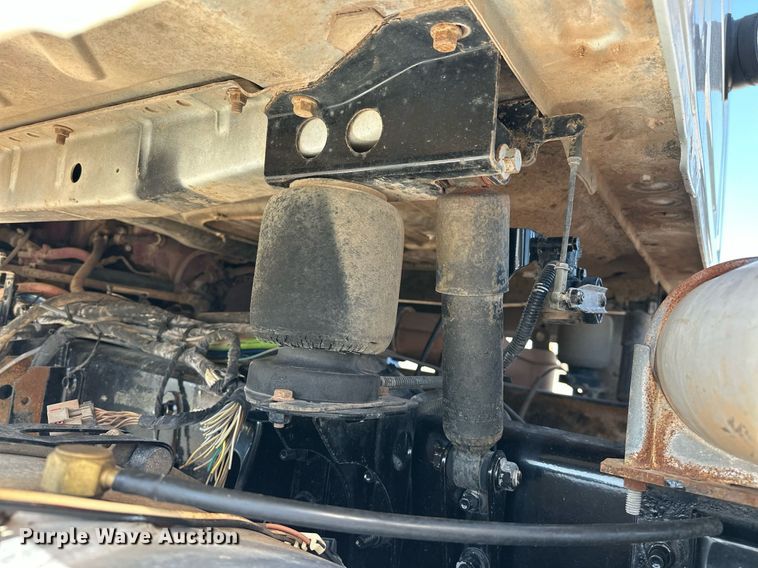 image for item EJ8566 2013 Mack CHU613 semi truck