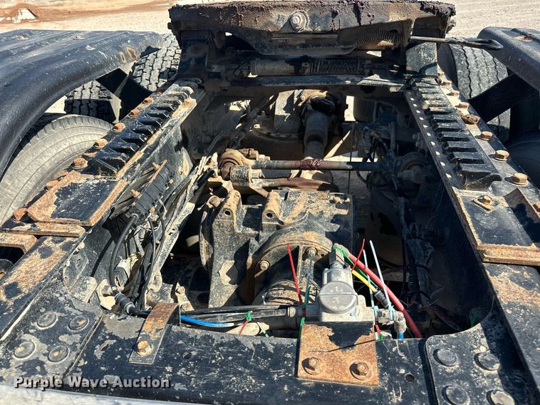 image for item EJ8566 2013 Mack CHU613 semi truck