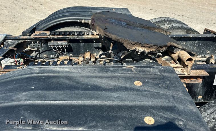 image for item EJ8566 2013 Mack CHU613 semi truck