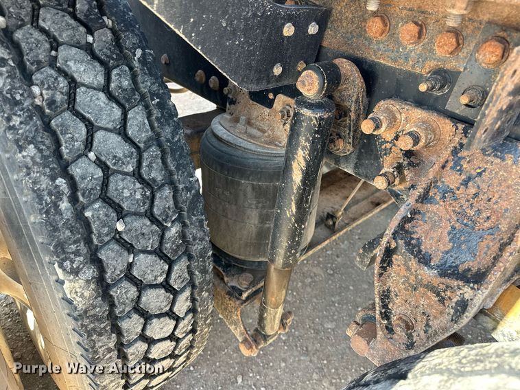 image for item EJ8566 2013 Mack CHU613 semi truck