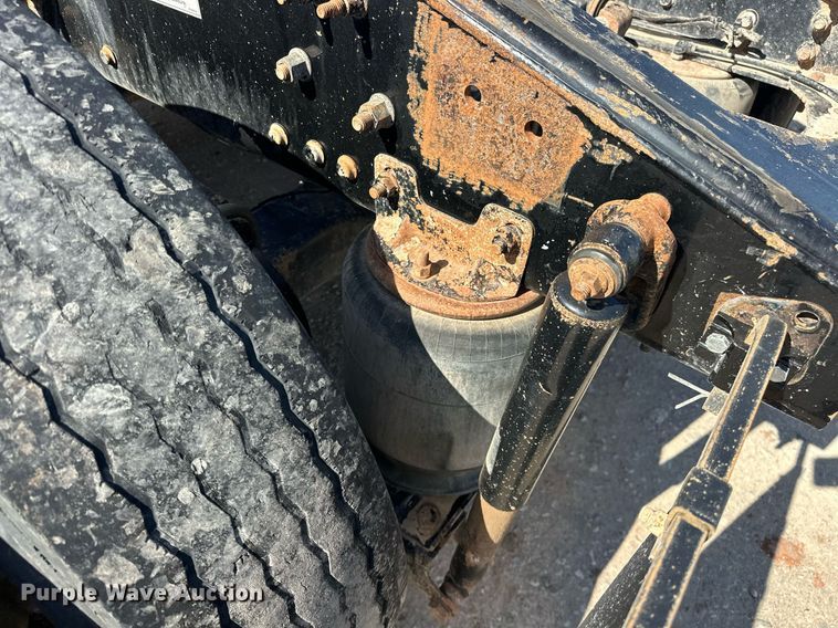 image for item EJ8566 2013 Mack CHU613 semi truck