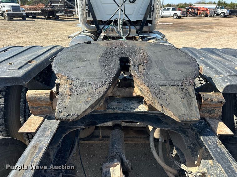 image for item EJ8566 2013 Mack CHU613 semi truck