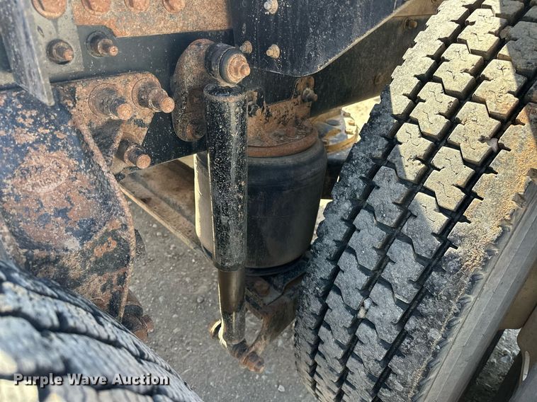 image for item EJ8566 2013 Mack CHU613 semi truck