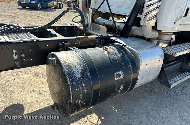 image for item EJ8566 2013 Mack CHU613 semi truck