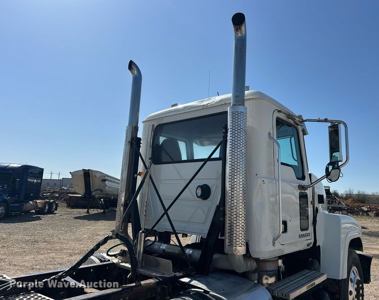 image for item EJ8566 2013 Mack CHU613 semi truck