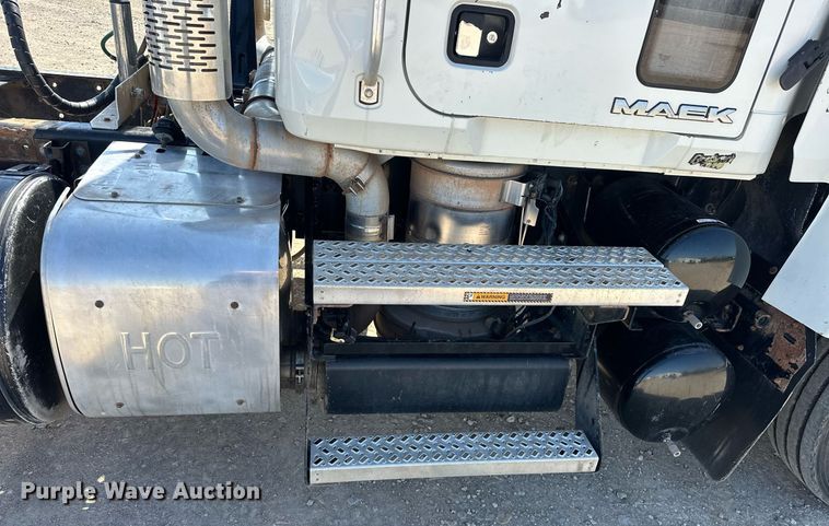 image for item EJ8566 2013 Mack CHU613 semi truck