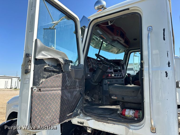 image for item EJ8566 2013 Mack CHU613 semi truck