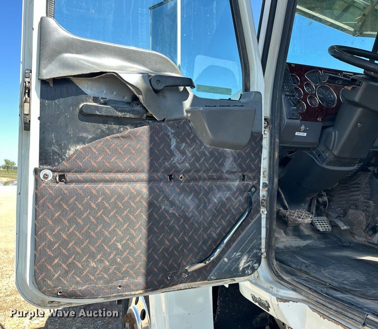 image for item EJ8566 2013 Mack CHU613 semi truck