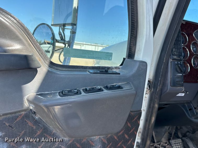 image for item EJ8566 2013 Mack CHU613 semi truck