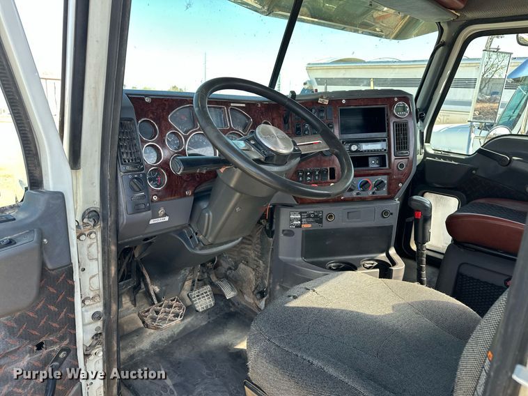 image for item EJ8566 2013 Mack CHU613 semi truck