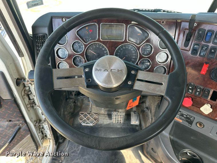 image for item EJ8566 2013 Mack CHU613 semi truck