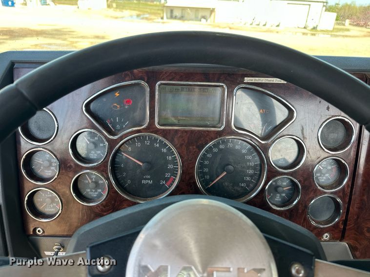 image for item EJ8566 2013 Mack CHU613 semi truck