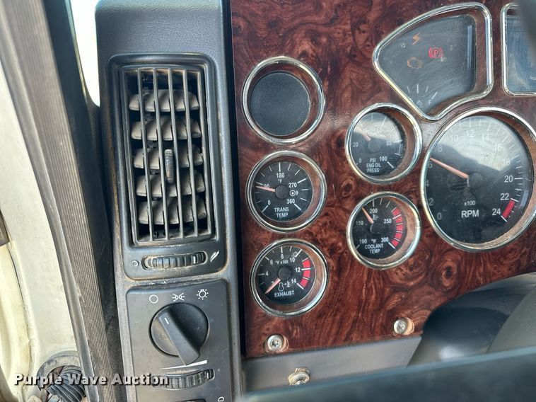 image for item EJ8566 2013 Mack CHU613 semi truck