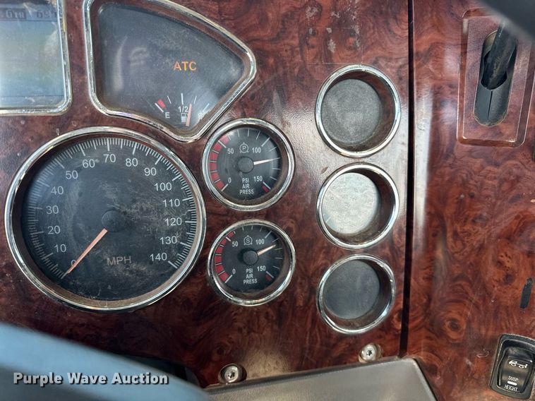 image for item EJ8566 2013 Mack CHU613 semi truck