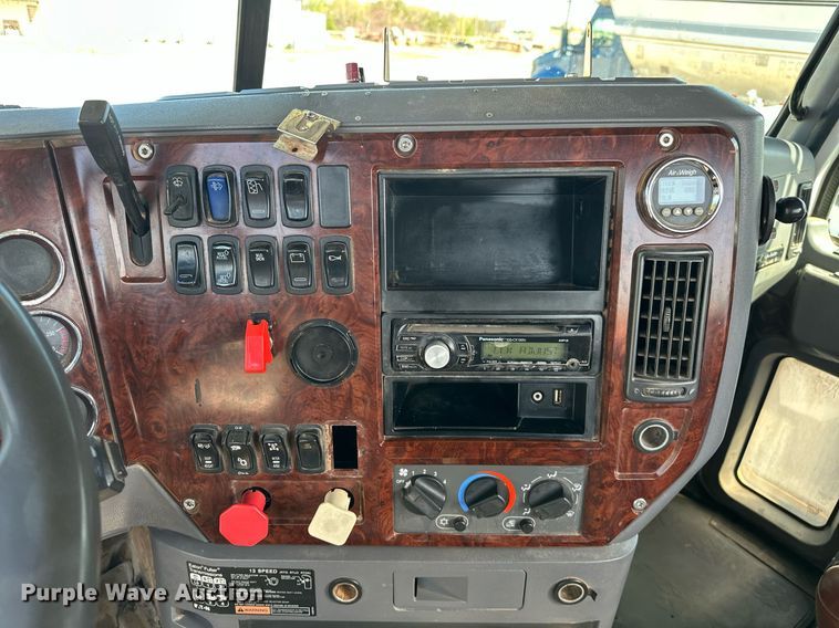 image for item EJ8566 2013 Mack CHU613 semi truck