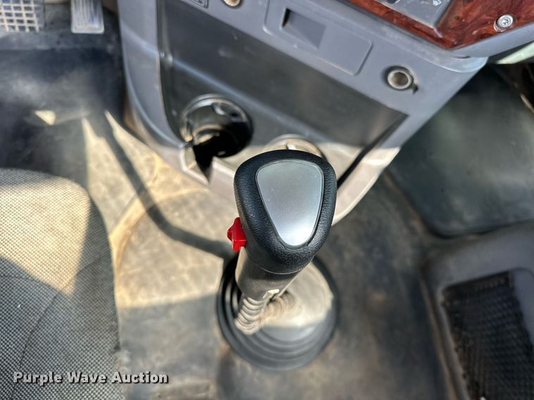 image for item EJ8566 2013 Mack CHU613 semi truck