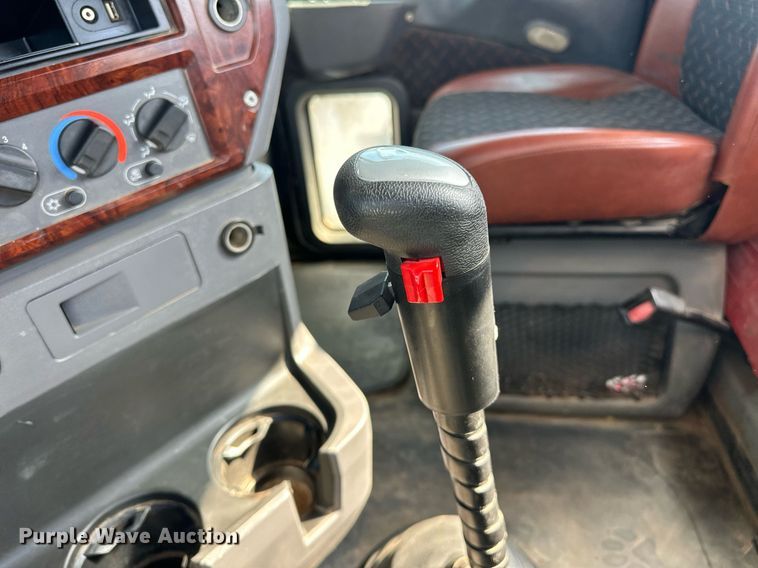 image for item EJ8566 2013 Mack CHU613 semi truck