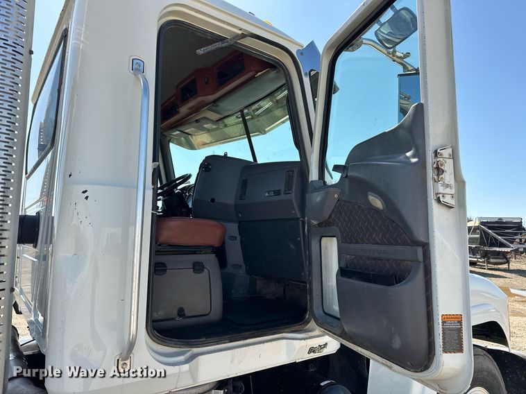 image for item EJ8566 2013 Mack CHU613 semi truck