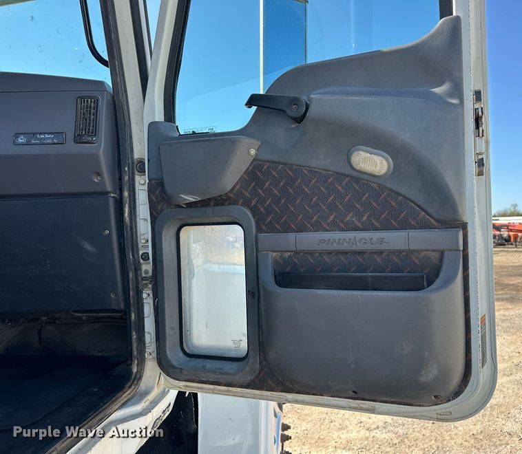 image for item EJ8566 2013 Mack CHU613 semi truck