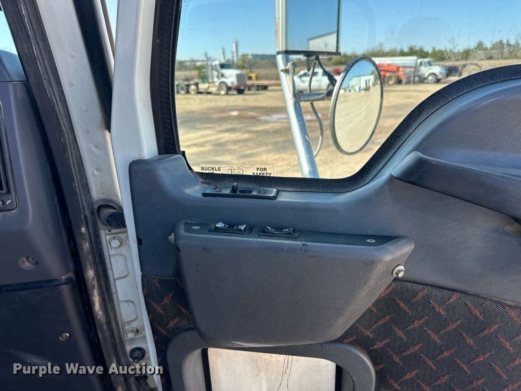 image for item EJ8566 2013 Mack CHU613 semi truck