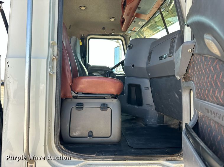 image for item EJ8566 2013 Mack CHU613 semi truck