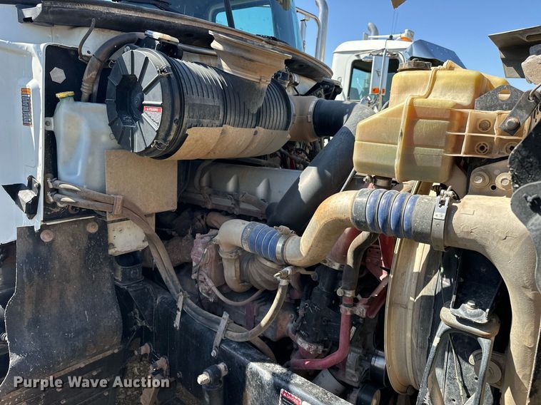 image for item EJ8566 2013 Mack CHU613 semi truck