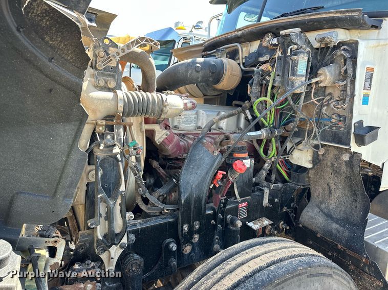 image for item EJ8566 2013 Mack CHU613 semi truck