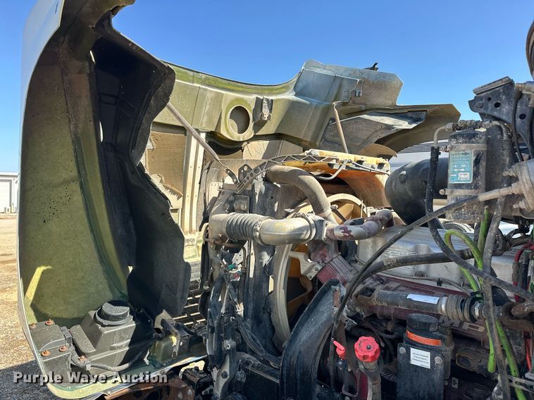 image for item EJ8566 2013 Mack CHU613 semi truck