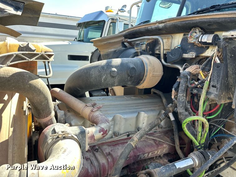 image for item EJ8566 2013 Mack CHU613 semi truck