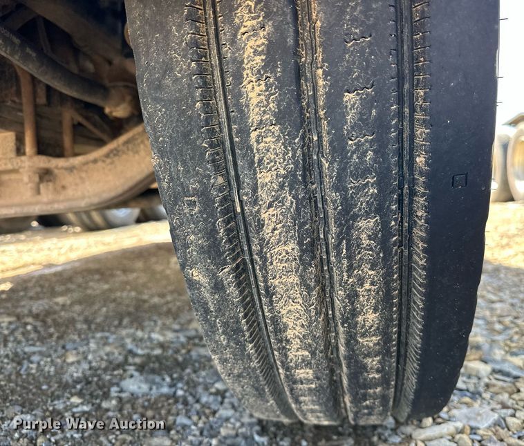 image for item EJ8566 2013 Mack CHU613 semi truck