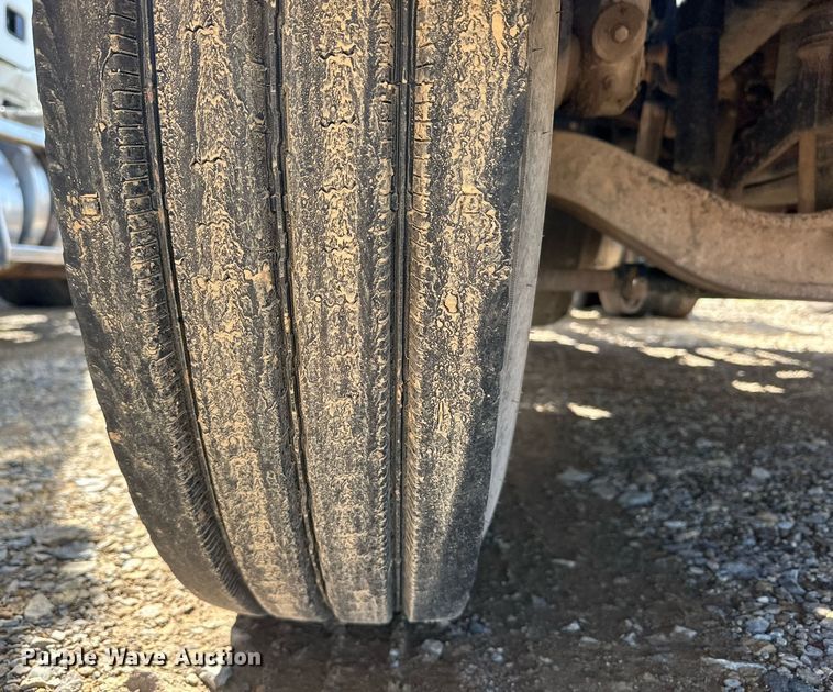 image for item EJ8566 2013 Mack CHU613 semi truck