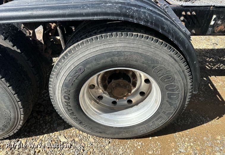 image for item EJ8566 2013 Mack CHU613 semi truck